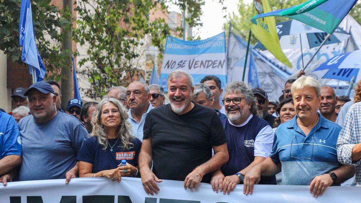 Los trabajadores estatales paran y se movilizan este 11 de febrero contra la reforma laboral.