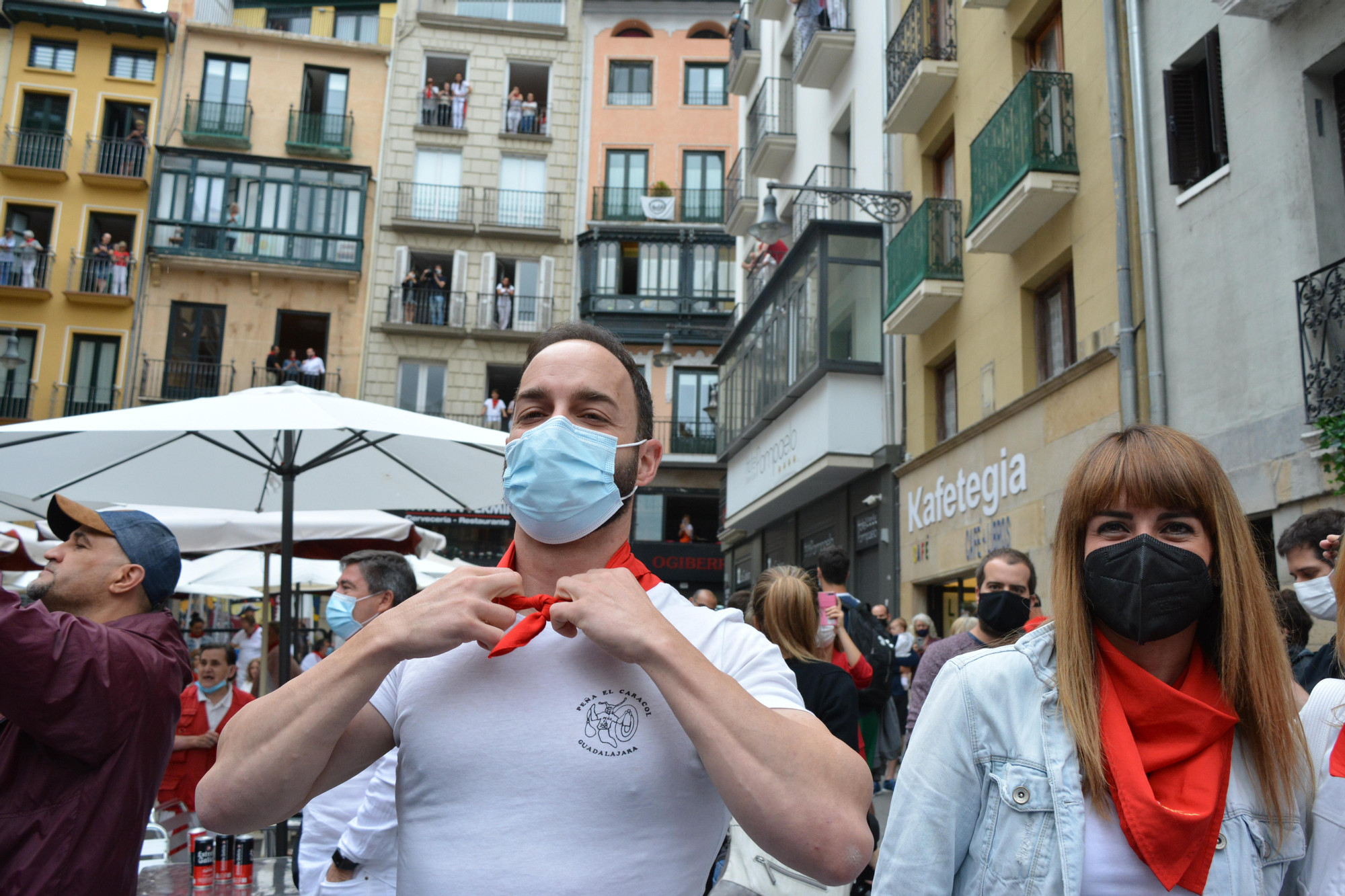 Una persona se anuda el pañuelo rojo a las 12 del mediodía del 6 de julio en Pamplona