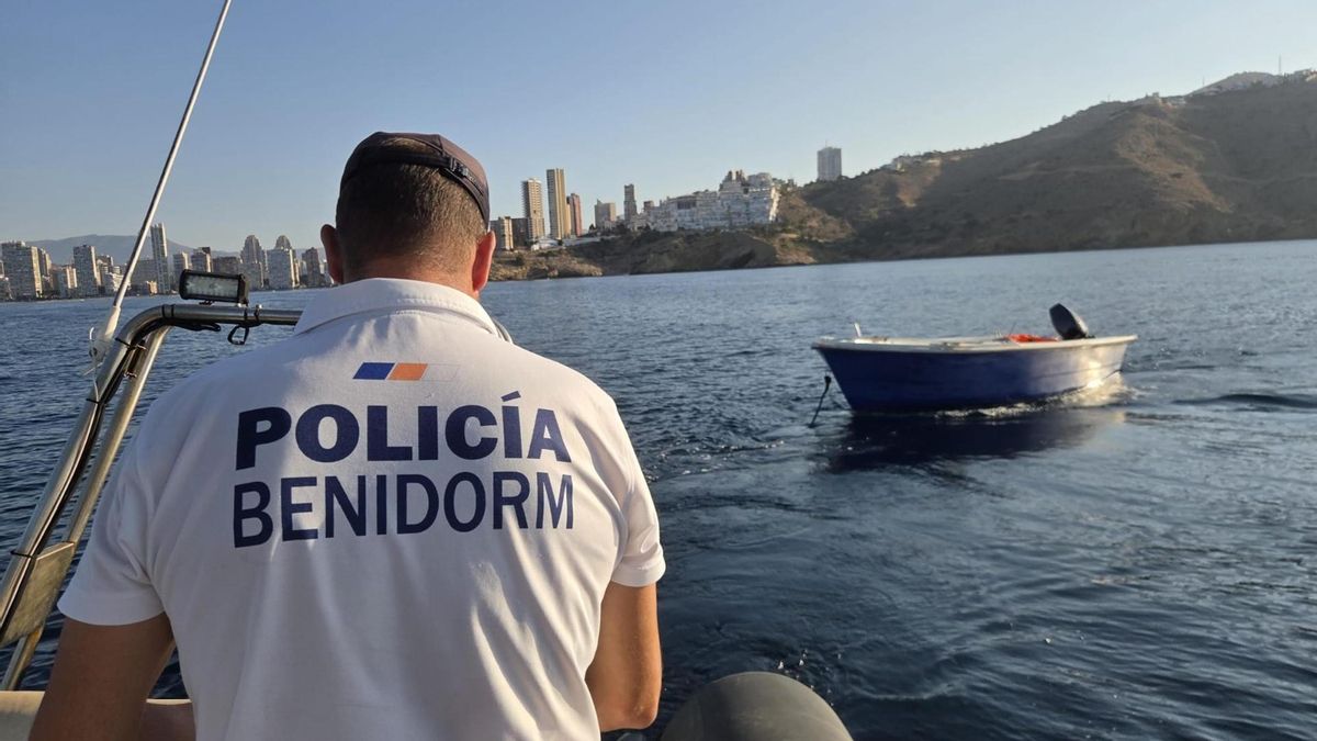La policía localiza una patera sin ocupantes en una recóndita cala de Benidorm
