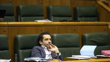 El presidente del PP de Gipuzkoa, Borja Sémper, en la soledad de su escaño en el Parlamento vasco.