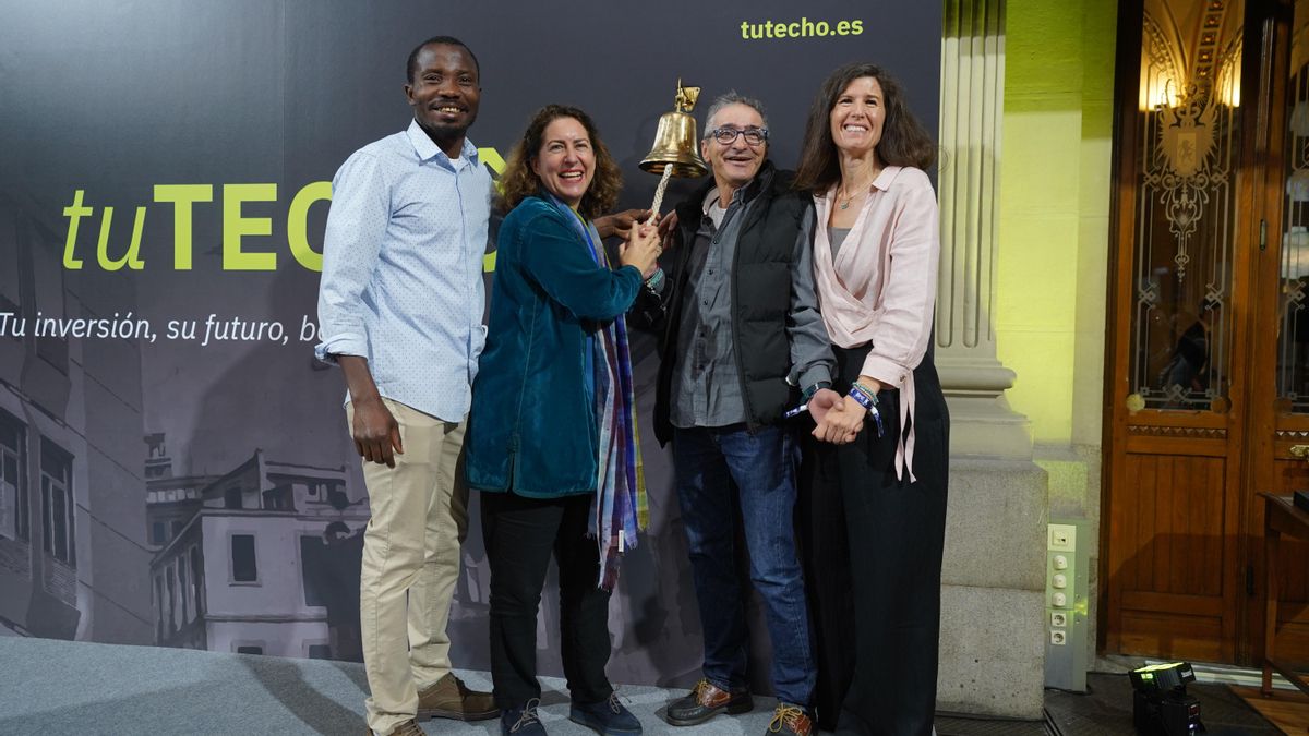 Blanca Hernández (izq) y Rocío del Mar junto a beneficiaros en los hogares de tuTechô en el tradicional toque de campana celebrado en la Bolsa de Madrid