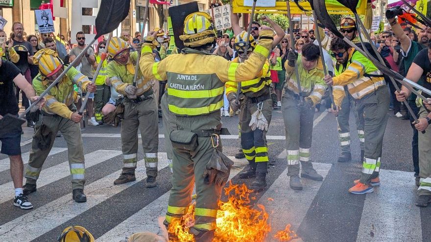 “La Junta nos quema" y "Las llamas no se apagan con promesas": las imágenes de la última protesta contra los incendios en León