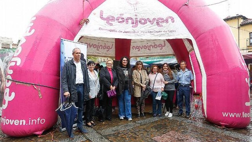 Carlos S. Campillo / ICAL La concejala de Juventud del Ayuntamiento de León, Vera López (C) inaugura la feria Expojoven.