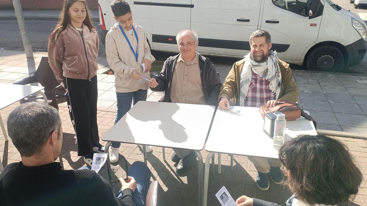 Los alumnos, con varios parroquianos.