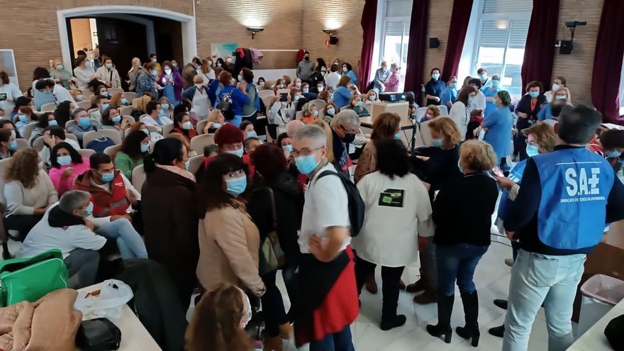 Técnicos de enfermería en el encierro celebrado este miércoles en el Virgen del Rocío