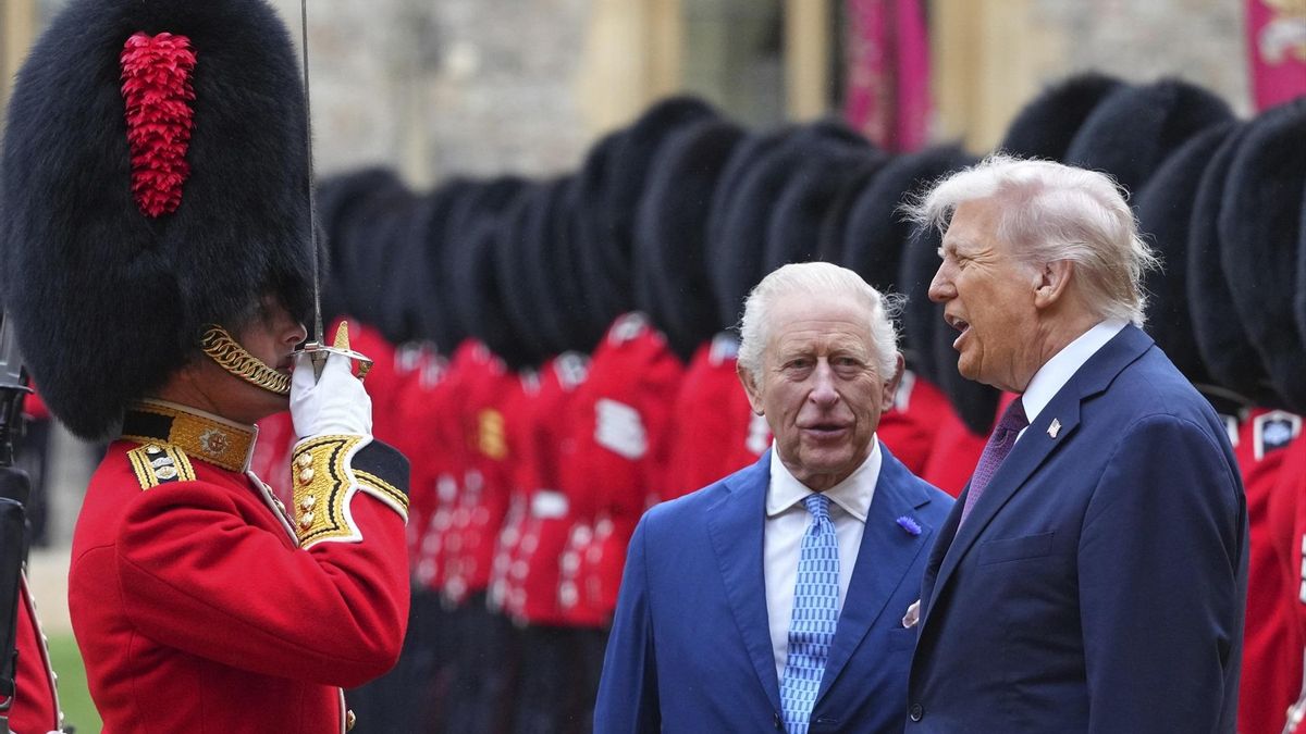 El presidente de Estados Unidos, Donald Trump, y Carlos III, pasando revista junto a la guardia de honor en el castillo de Windsor, este miércoles.