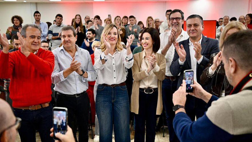 Otro momento del mitin en La Zaida, con Alegría rodeada por el alcalde, los secretarios provinciales y el presidente de la DPZ.