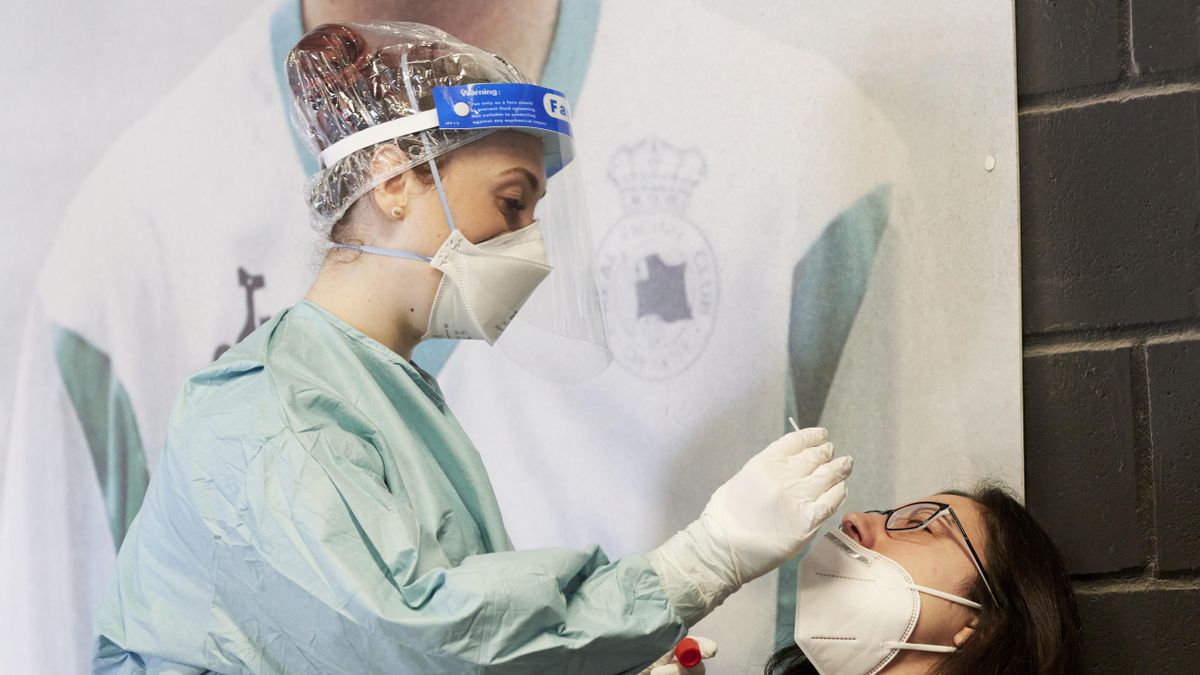 Una trabajadora sanitaria realiza un test de antígenos a una persona en Santander.