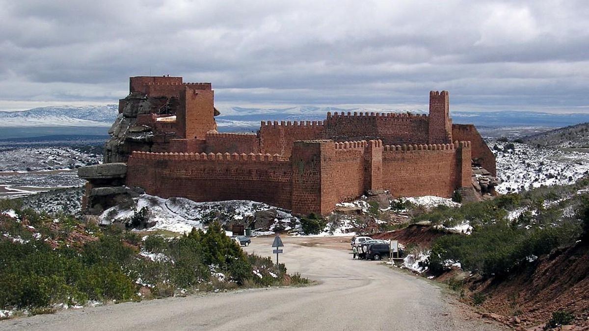 La espectacular fortaleza medieval de tonos rojos que fue levantada para proteger la frontera de Castilla y es Bien de Interés Cultural