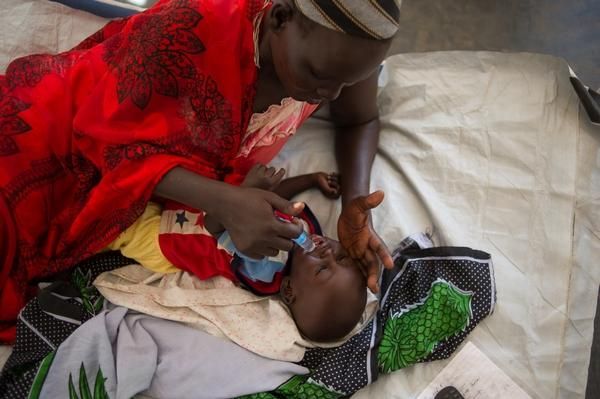 "Día tras día continúan llegando decenas de heridos a nuestros hospitales, pero lo que también nos tiene ahora mismo en vilo son las condiciones de vida que están soportando los cientos de miles de desplazados que hay en todo el país, ya que la mayor parte de estas personas huyeron de sus casas sin nada y apenas tienen comida, o acceso a los servicios de salud", continúa Markering. /© Jacob Simkin/MSF