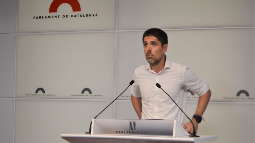 El portavoz de los comuns en el Parlament, David Cid, en rueda de prensa desde el Parlament.