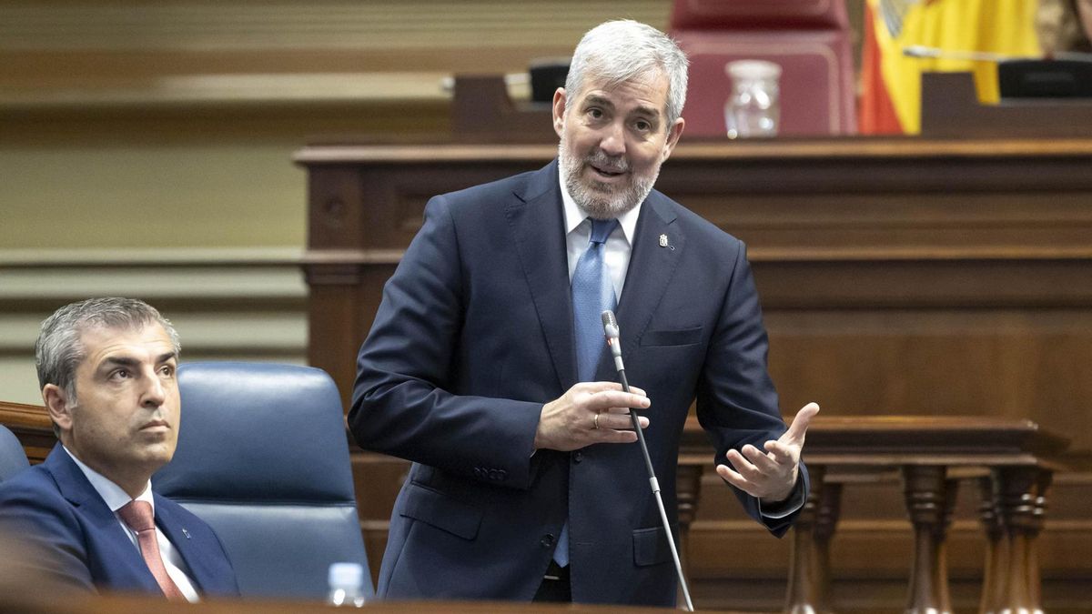 El presidente del Gobierno de Canarias, Fernando Clavijo (d), contesta a un diputado durante el pleno del Parlamento, en presencia del vicepresidente, Manuel Dominguez (i). EFE/Miguel Barreto