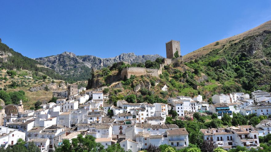 Historia, naturaleza y gastronomía en este pueblo blanco de Jaén escondido en una sierra declarada Reserva de la Biosfera