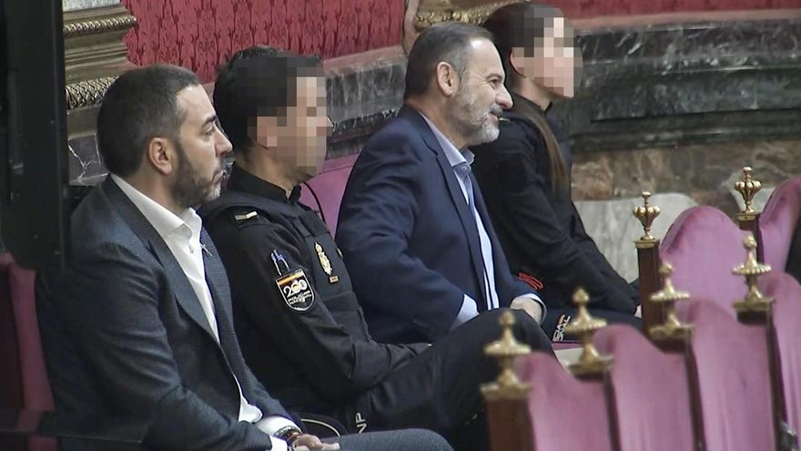 Captura de video de la señal del Tribunal Supremo, del exministro José Luis Ábalos (2d), junto al empresario Víctor de Aldama (i), en un momento de la declaración de Koldo García