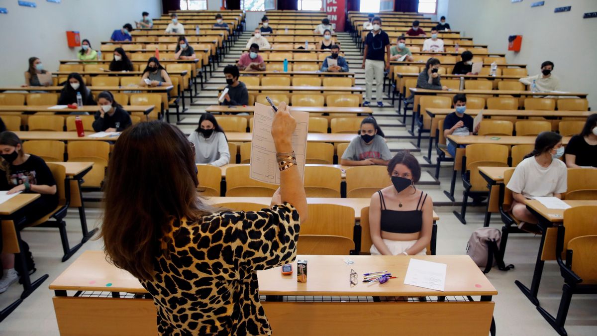 Varios estudiantes antes del inicio de la selectividad.