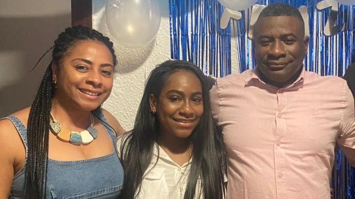 Layli, junto a sus padres, en una imagen de archivo.