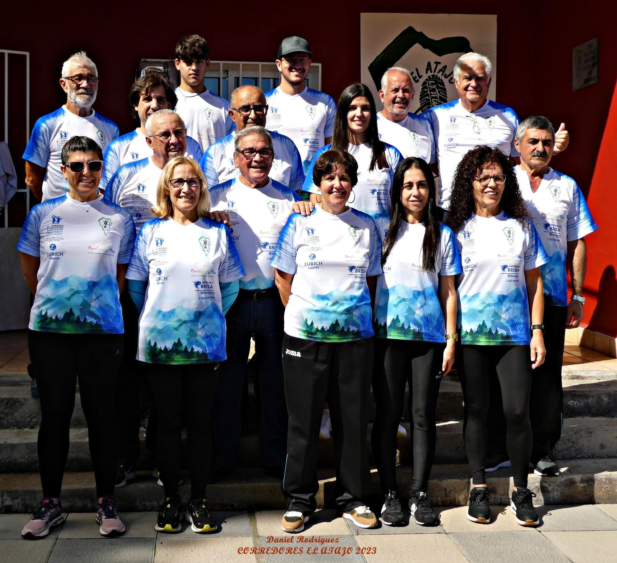 Miembros del Club de Caminantes El Atajo.
