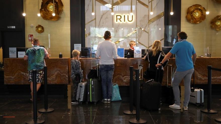 Varios clientes se registran en la recepción del Hotel Riu Palace Oasis, en Gran Canaria.
