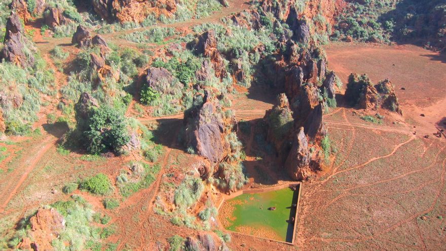 Recinto de osos en Cabárceno visto desde la telecabina