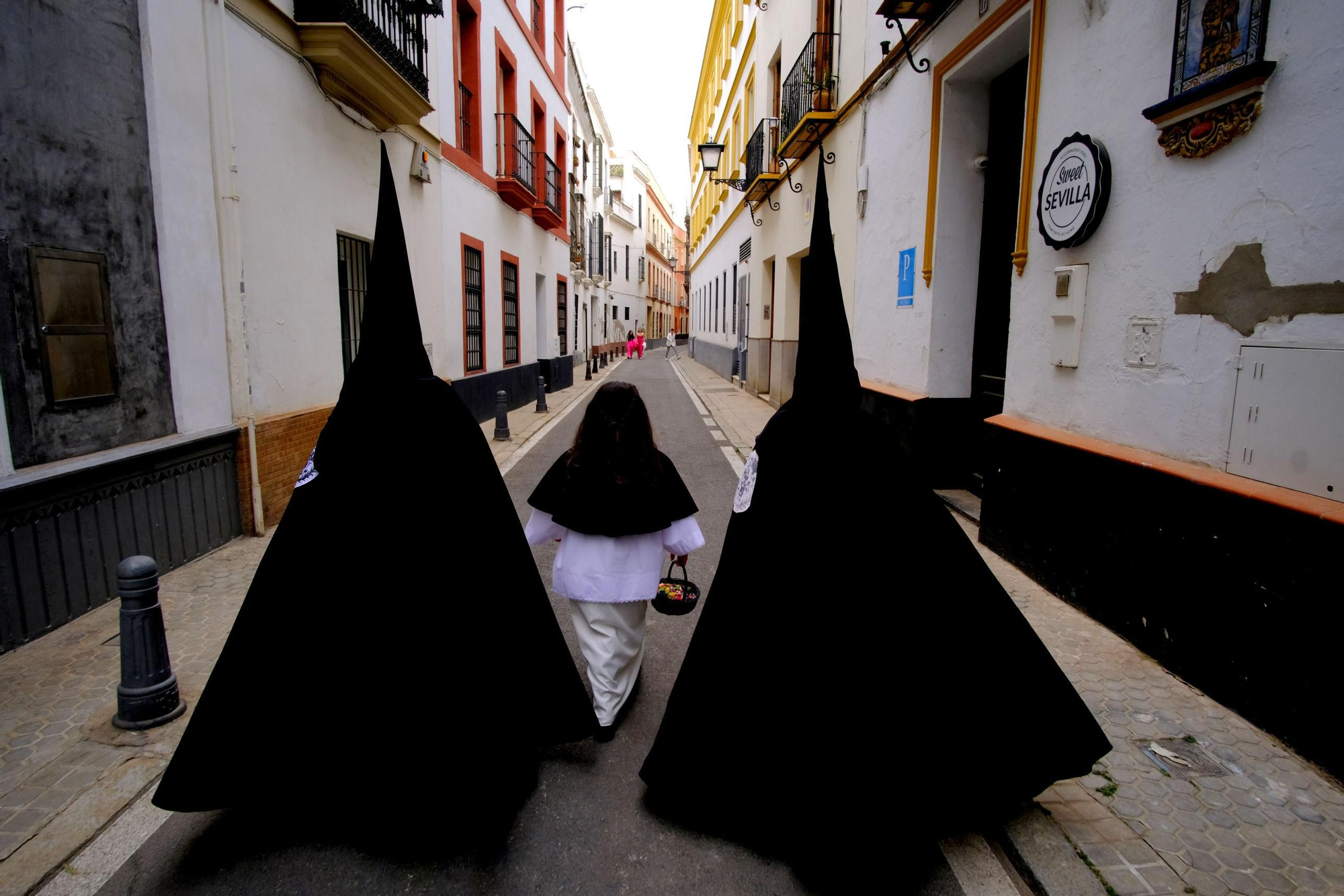 Nazarenos la hermandad de Jesús Despojado camino de la iglesia