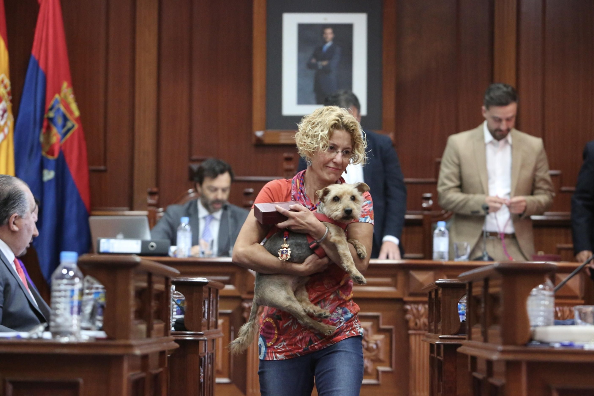 La concejala de Nueva Canarias María Aurora Saavedra tomó posesión con su mascota.