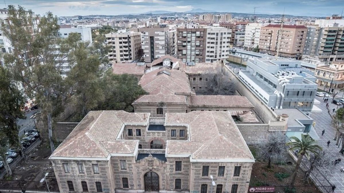 La estructura original se ha mantenido fiel a su esencia, permitiendo que la arquitectura dialogue con los nuevos lenguajes artísticos actuales