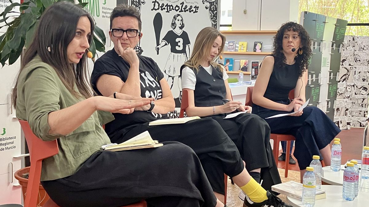 María Sánchez, Brigitte Vasallo y Margaryta Yakovenko durante la mesa
Diásporas. Al fondo la presentadora, Isabel Cutillas.