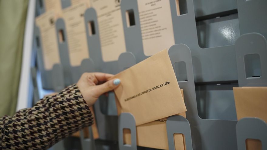 Una persona vota en un colegio electoral, a 15 de marzo de 2026, en Salamanca, Castilla y León.