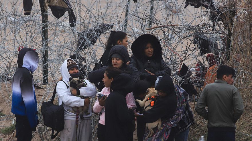 Migrantes en la frontera de México denuncian que Texas elevó su cerco de púas a 3 metros