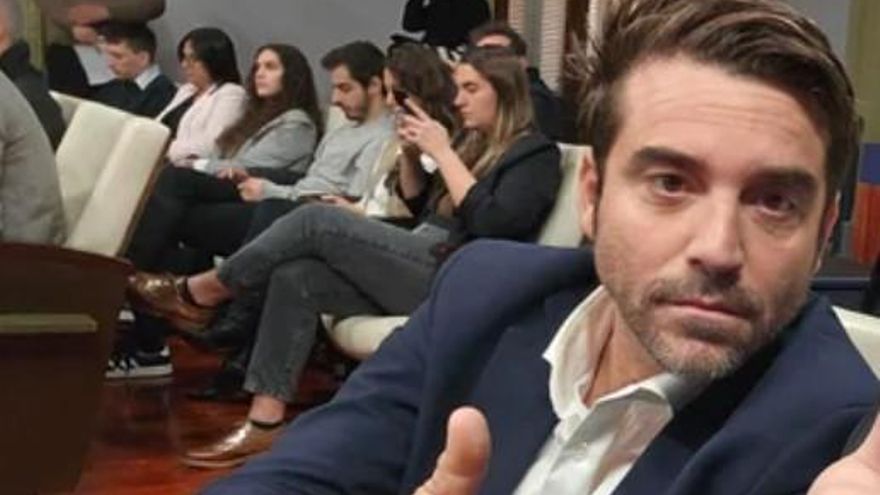 Javier Negre, el español que agita las conferencias de Adorni, afirmó que "no es un ensobrado de Vox ni de la SIDE"