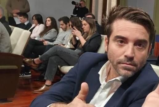 El periodista español Javier Negre en medio de una conferencia de prensa de Manuel Adorni.