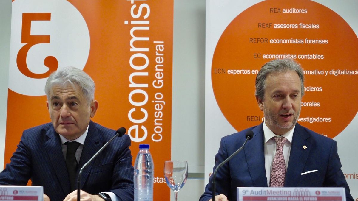El presidente del Registro de Economistas Auditores (REA), Carlos Puig de Travis, y el presidente del Consejo General de Economistas de España, Valentín Pich, durante un acto.