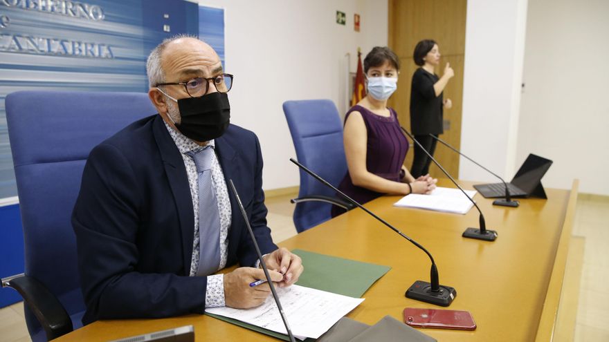 La oposición apunta al consejero de Sanidad y le acusa de utilizar a Paloma Navas como "cabeza de turco"