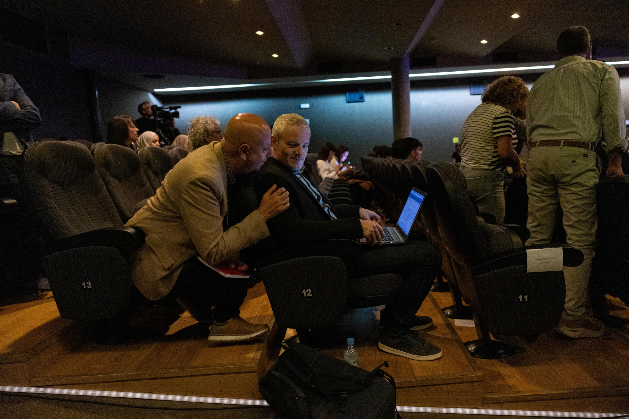 Los periodistas de elDiario.es Miguel Giménez y Toni Cuquerella, en Villena.