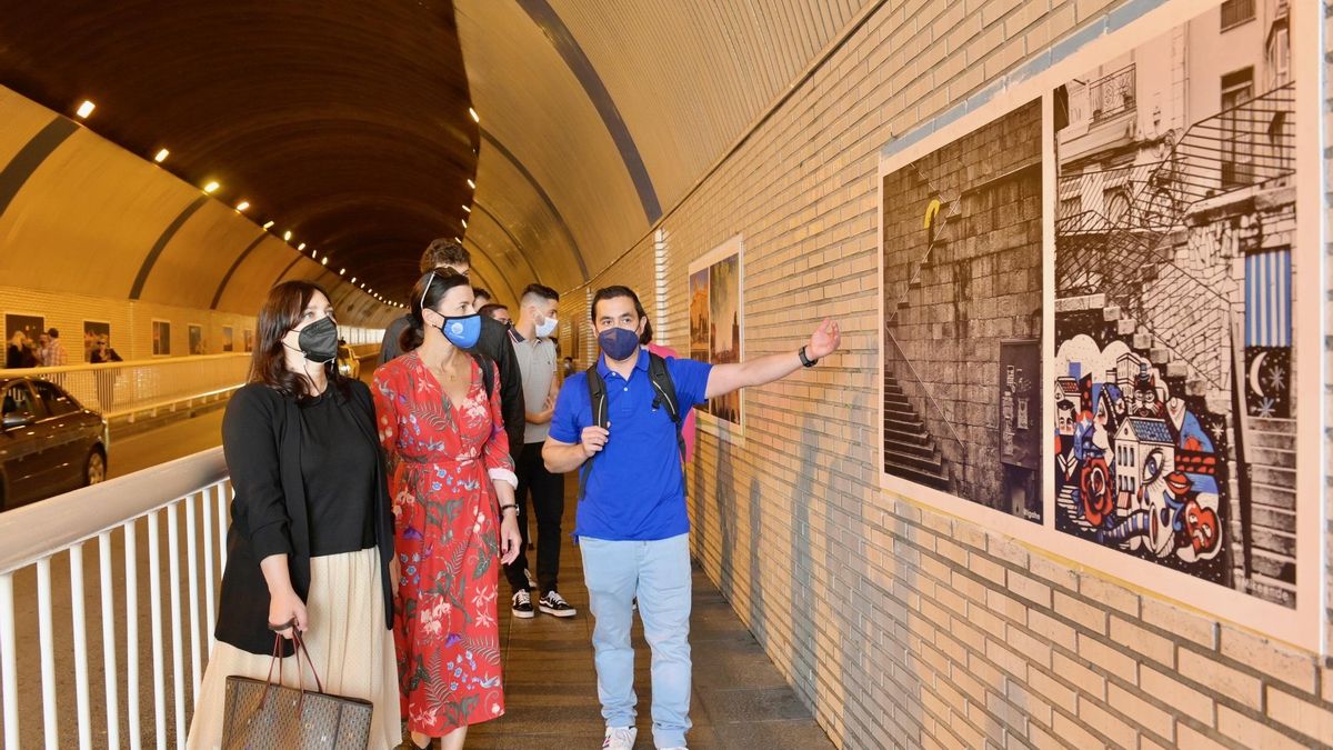 La alcaldesa de Santander, Gema Igual, en la inauguración de la exposición 'Santander noche&día' en el Pasaje de Peña, que reúne más de 100 fotos de la ciudad hechas por instagramers