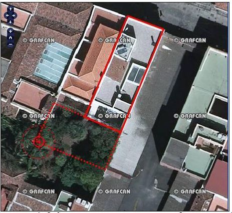 Estado original del patio trasero de la vivienda de Fernando Clavijo antes de que desapareciera la vegetación y comenzaran las actuaciones ilegales