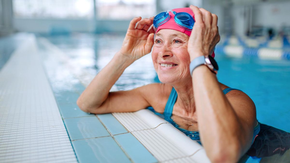 Una mujer haciendo natación con un reloj inteligente'