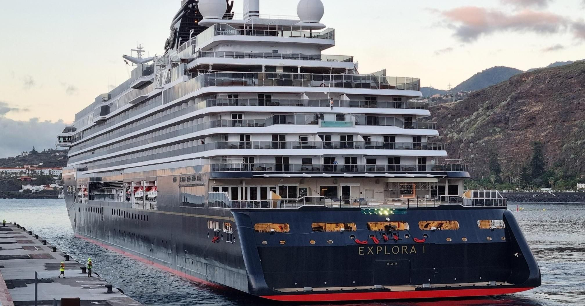 El buque de crucero 'Explora I', el pasado  11 de junio, en el Puerto de Santa Cruz de La Palma.