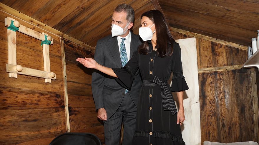 Los reyes Felipe y Letizia en la réplica del zulo en el que ETA encerró al funcionario de prisiones José Antonio Ortega Lara