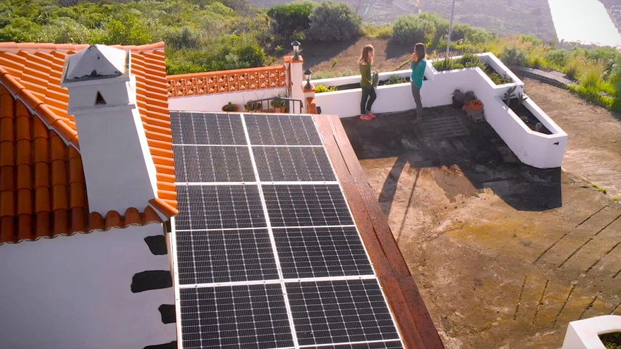 Cooperativas de energía verde, una alternativa al monopolio:  “¿Puedo ser copropietaria de Endesa? Dijo que no y me colgó”