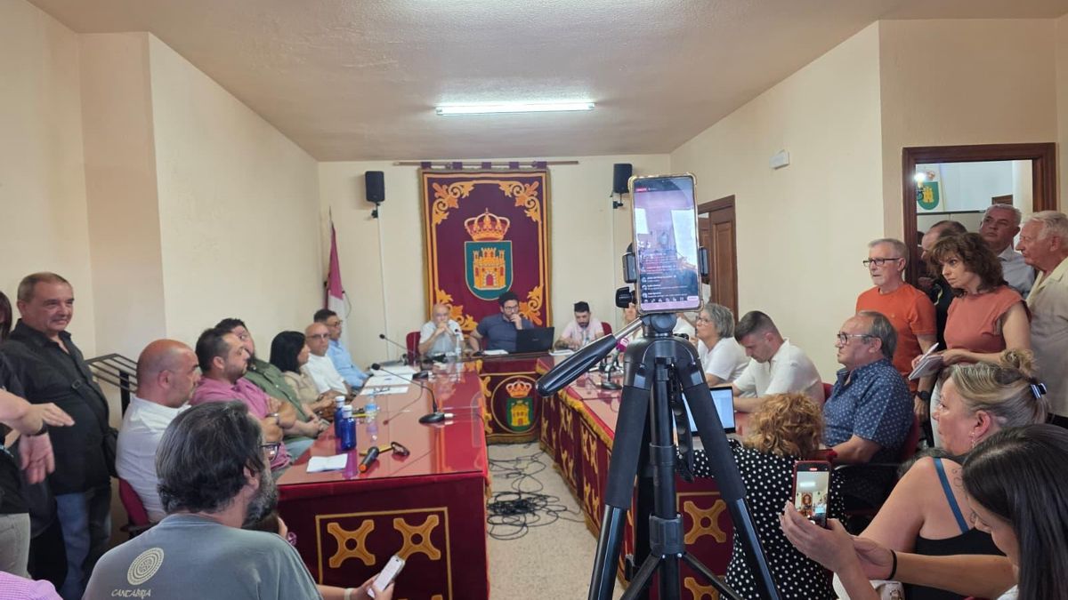 Pleno en Pioz (Guadalajara) donde se ha formalizado una moción de censura, a 27 de mayo de 2026