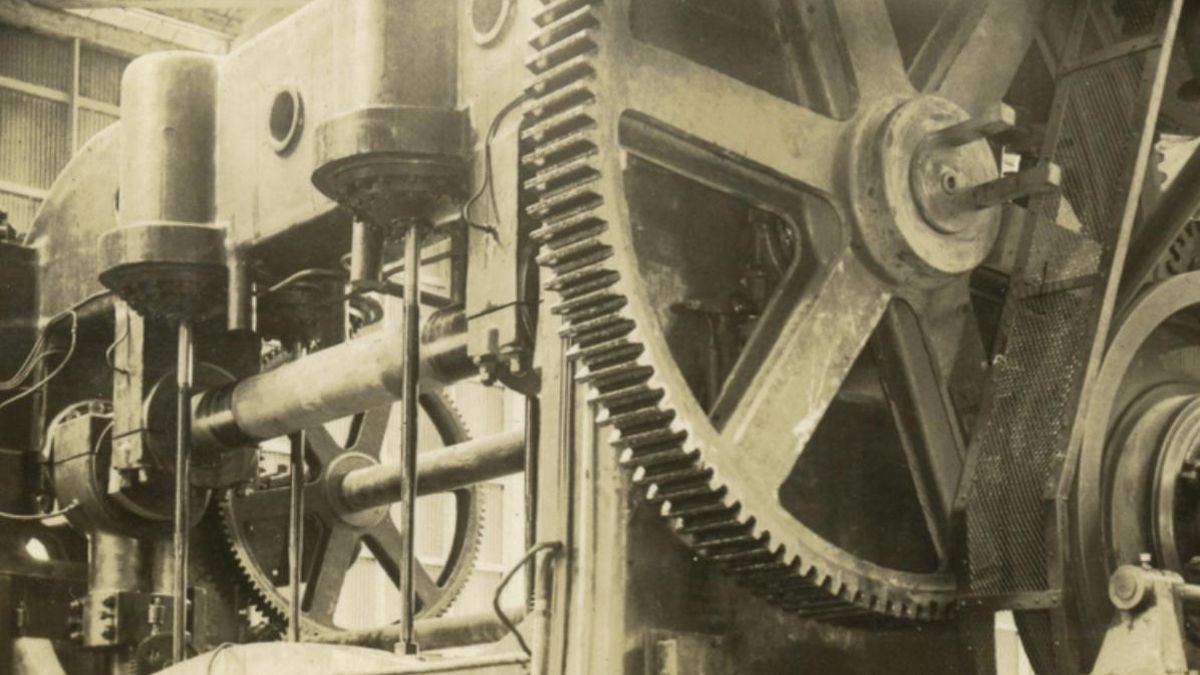 La compañía japonesa conserva en activo una prensa monumental de casi un siglo de antigüedad que sigue cumpliendo funciones productivas