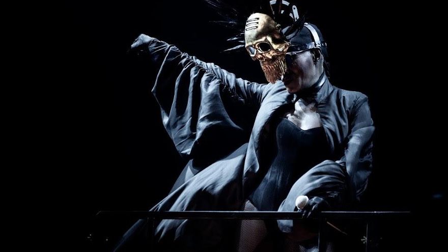 Grace Jones se vale de 'hula hoops', capas y máscaras para conquistar el BBK Live al ritmo de los 80