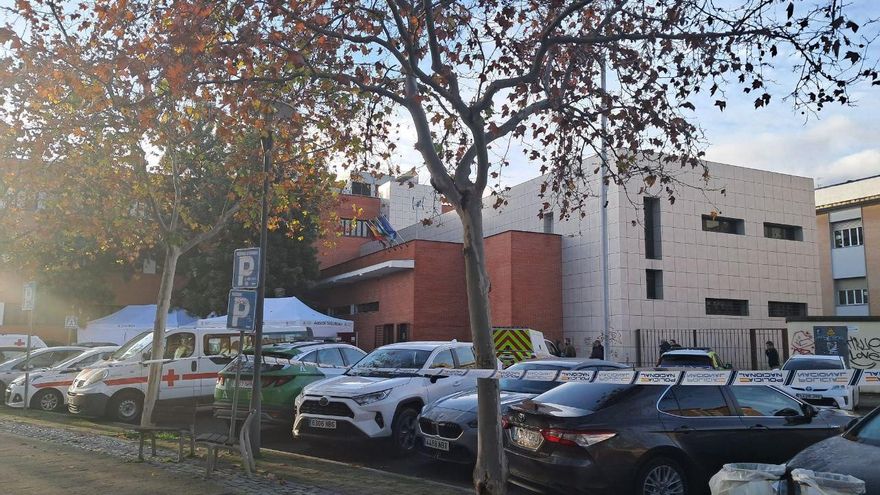 Exterior del Centro Cívico Poniente Sur que está funcionando estos días como centro de atención a las familias de las víctimas del accidente de Adamuz, este jueves.