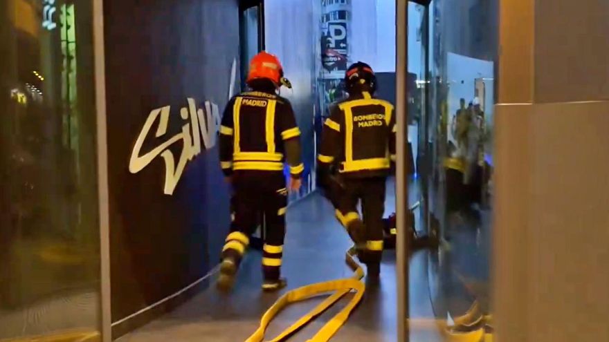 Fuego y desalojo nocturno de turistas en un hotel junto a la Gran Vía