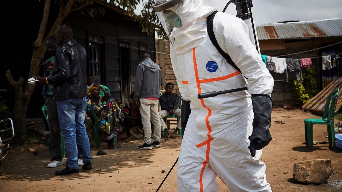 Un equipo sanitario desinfecta y descontamina la casa de un paciente de ébola. EFE/EPA/HUGH KINSELLA CUNNINGHAM
