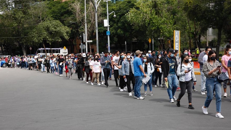 Personas hacen fila este 14 de septiembre para vacunarse contra la covid-19, en el Campo Marte de la Ciudad de México (México). EFE/Carlos Ramírez