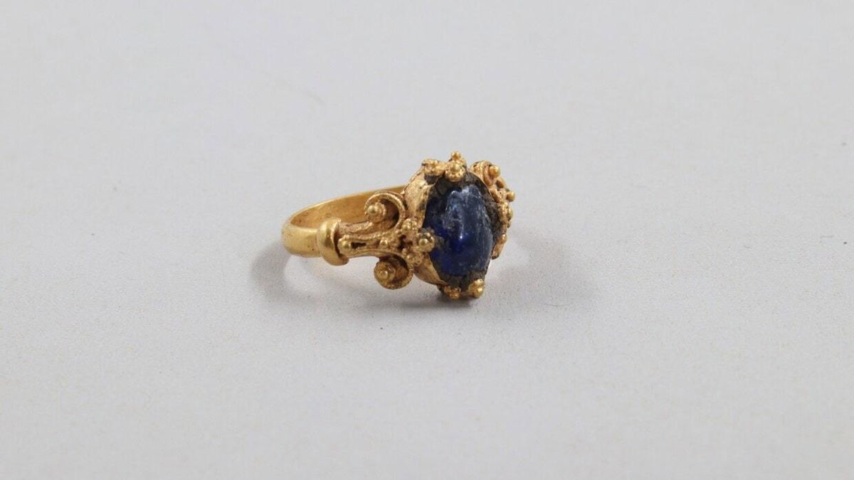 El anillo está bellamente decorado