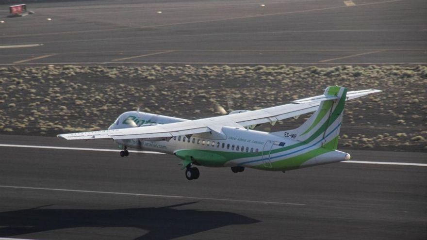Avión de Binter en el Aeropuerto de La Palma. JOSÉ AYUT