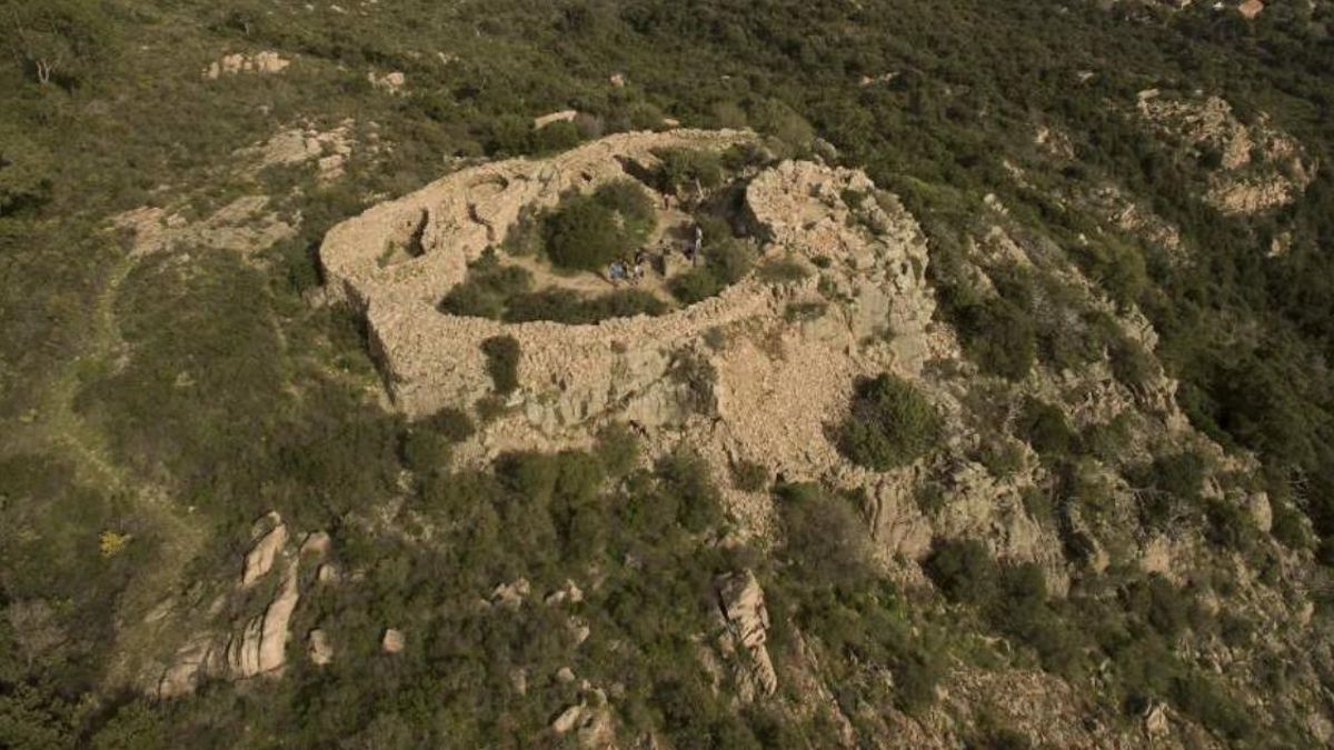 ¿Por qué los antiguos corsos levantaron fortalezas de piedra en cada colina? Las pistas apuntan a un sistema de poder sin precedentes